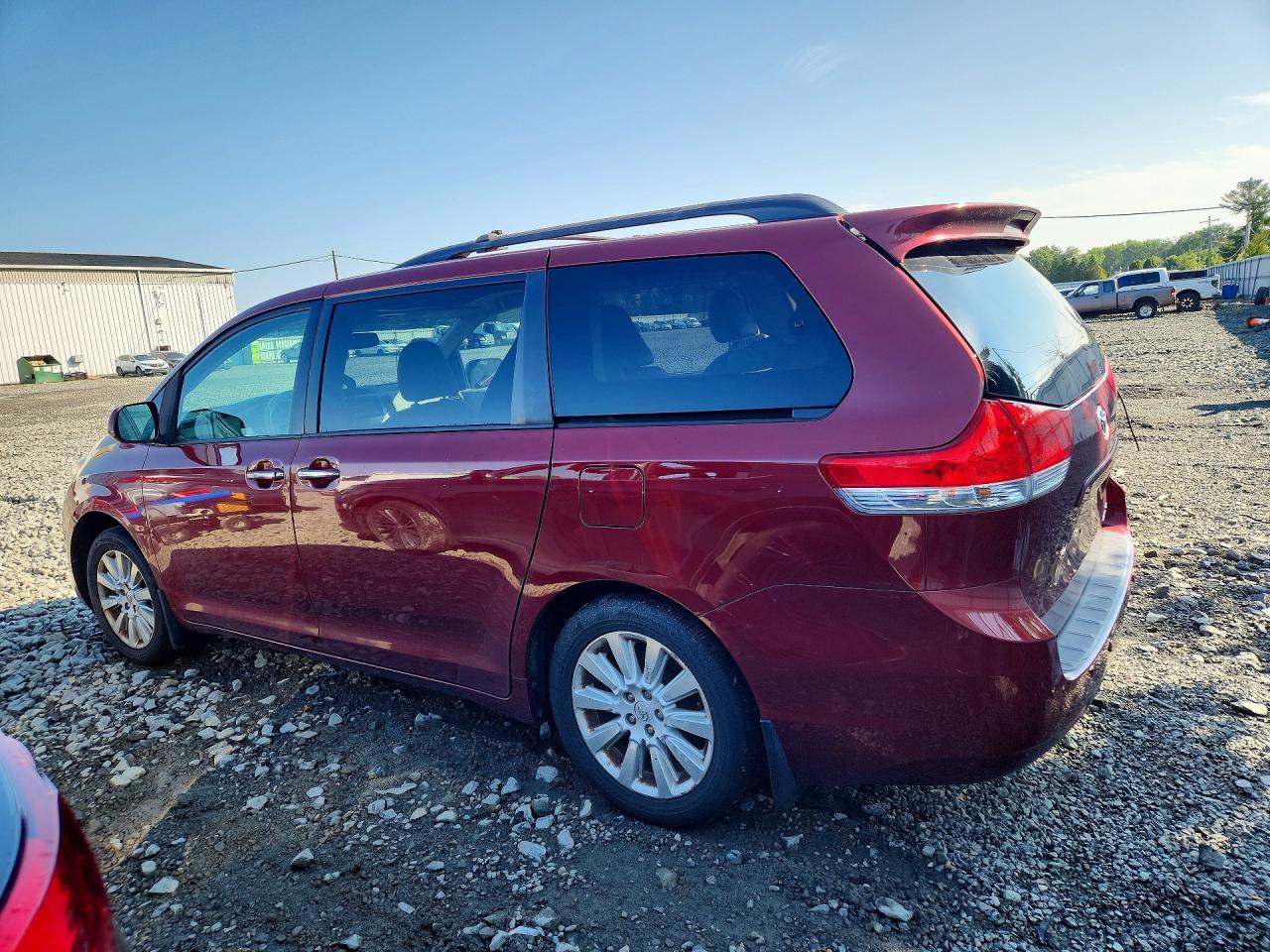 2014 Toyota Sienna Xle 7-passenger Red vin: 5TDDK3DC5ES078618