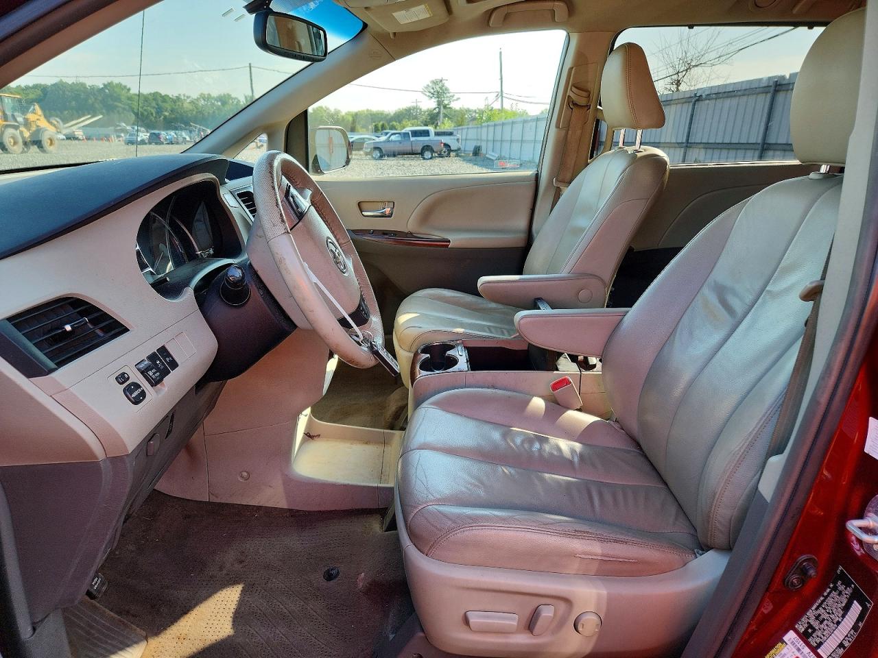 2014 Toyota Sienna Xle 7-passenger Red vin: 5TDDK3DC5ES078618