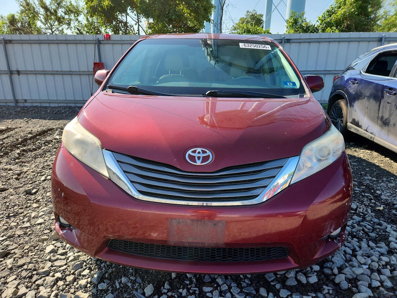 2014 Toyota Sienna Xle 7-passenger Red vin: 5TDDK3DC5ES078618