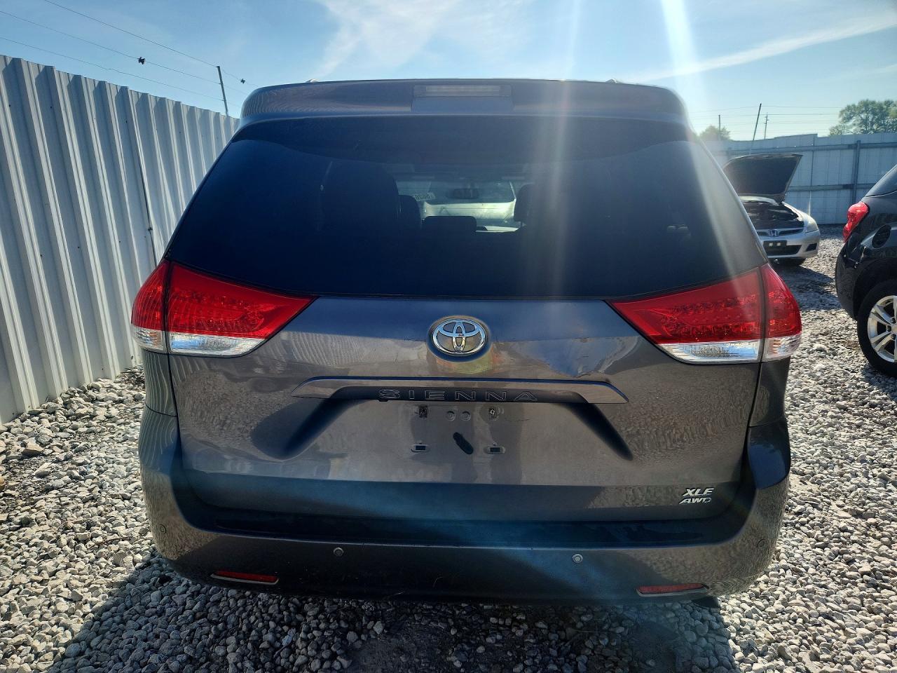 2014 Toyota Sienna Xle 7-passenger Серый vin: 5TDDK3DC5ES078828