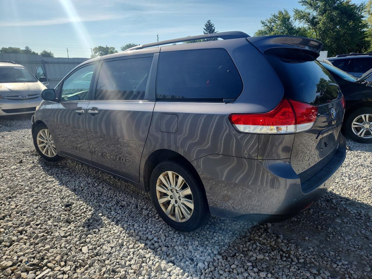 2014 Toyota Sienna Xle 7-passenger Серый vin: 5TDDK3DC5ES078828