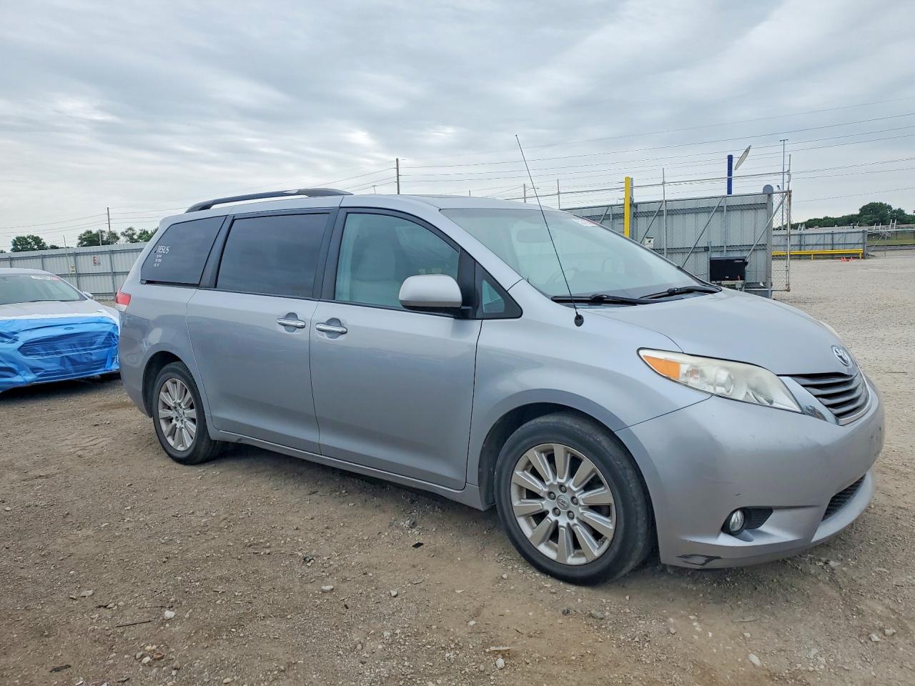 2014 Toyota Sienna Xle 7-passenger Gray vin: 5TDDK3DC5ES078912