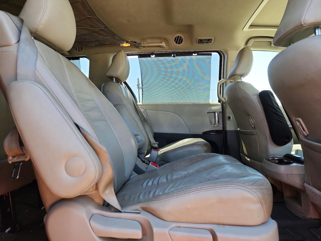 2014 Toyota Sienna Xle 7-passenger White vin: 5TDDK3DC5ES079297