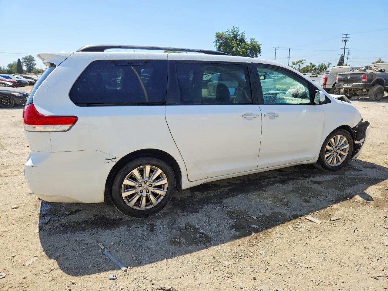 2014 Toyota Sienna Xle 7-passenger White vin: 5TDDK3DC5ES079297