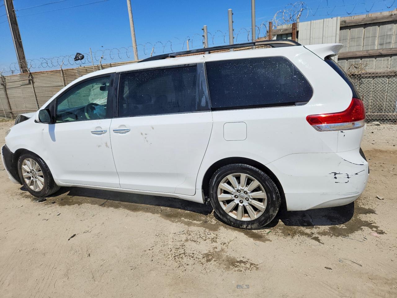 2014 Toyota Sienna Xle 7-passenger White vin: 5TDDK3DC5ES079297