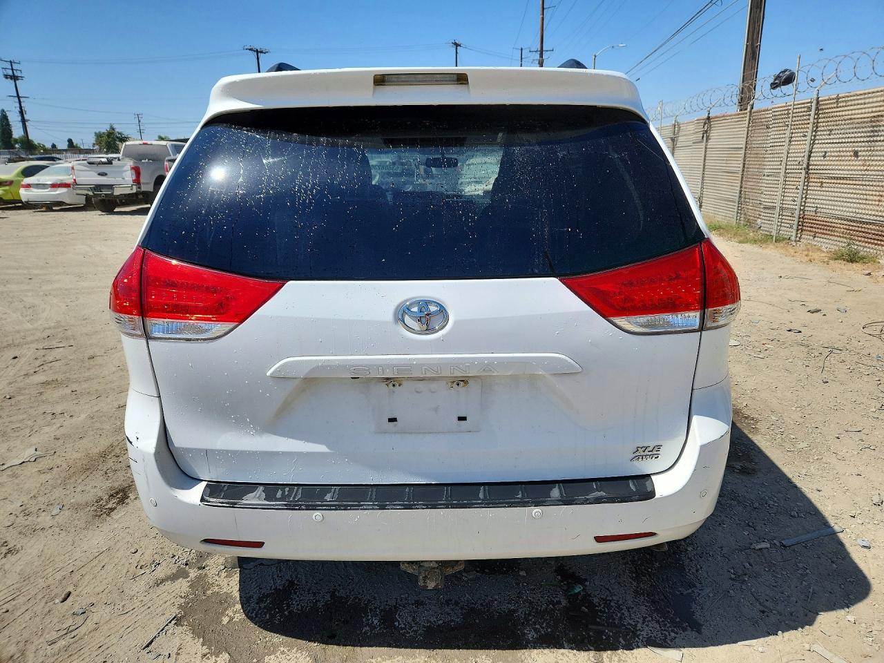 2014 Toyota Sienna Xle 7-passenger White vin: 5TDDK3DC5ES079297
