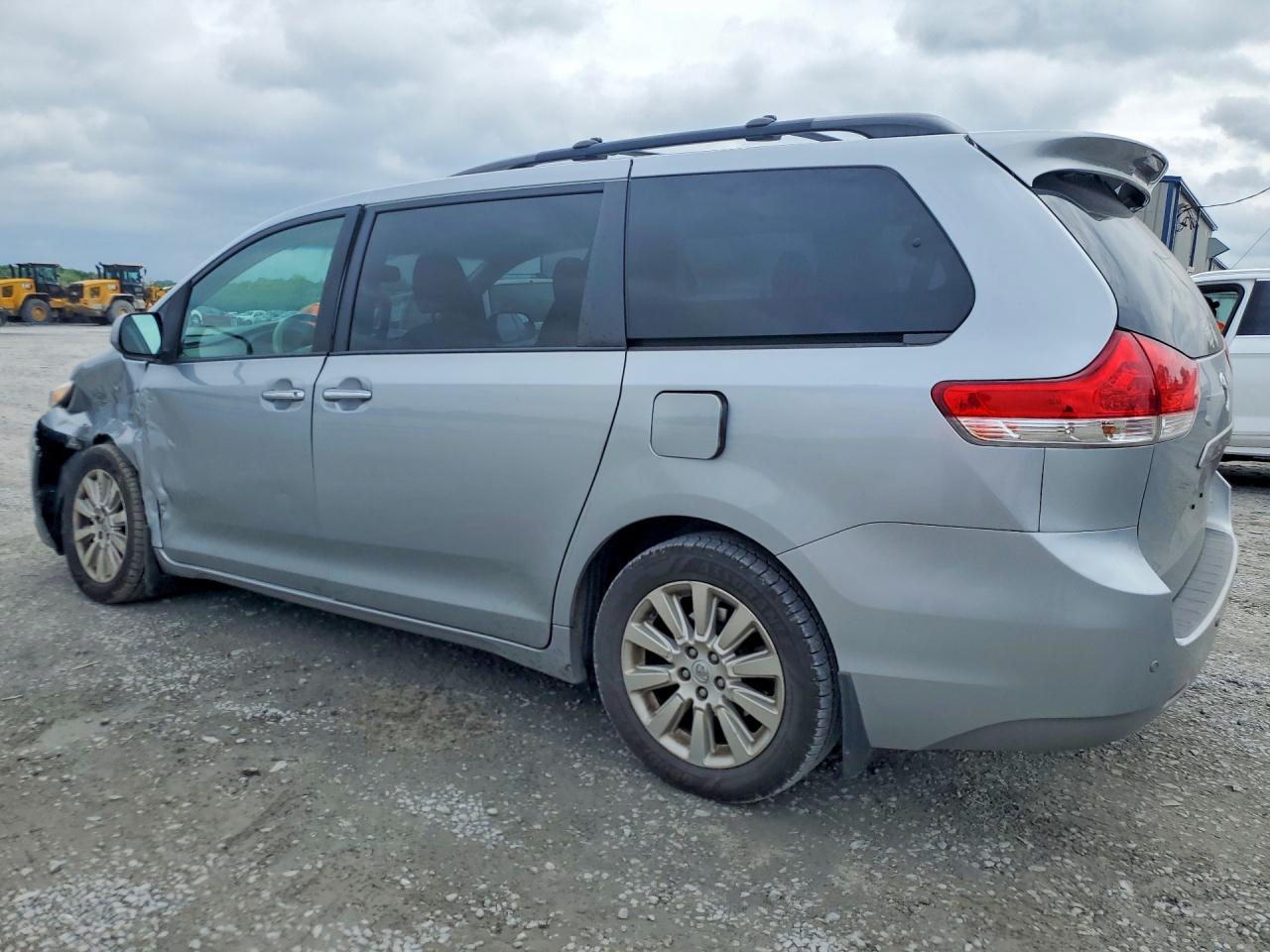2014 Toyota Sienna Xle 7-passenger Silver vin: 5TDDK3DC5ES082281