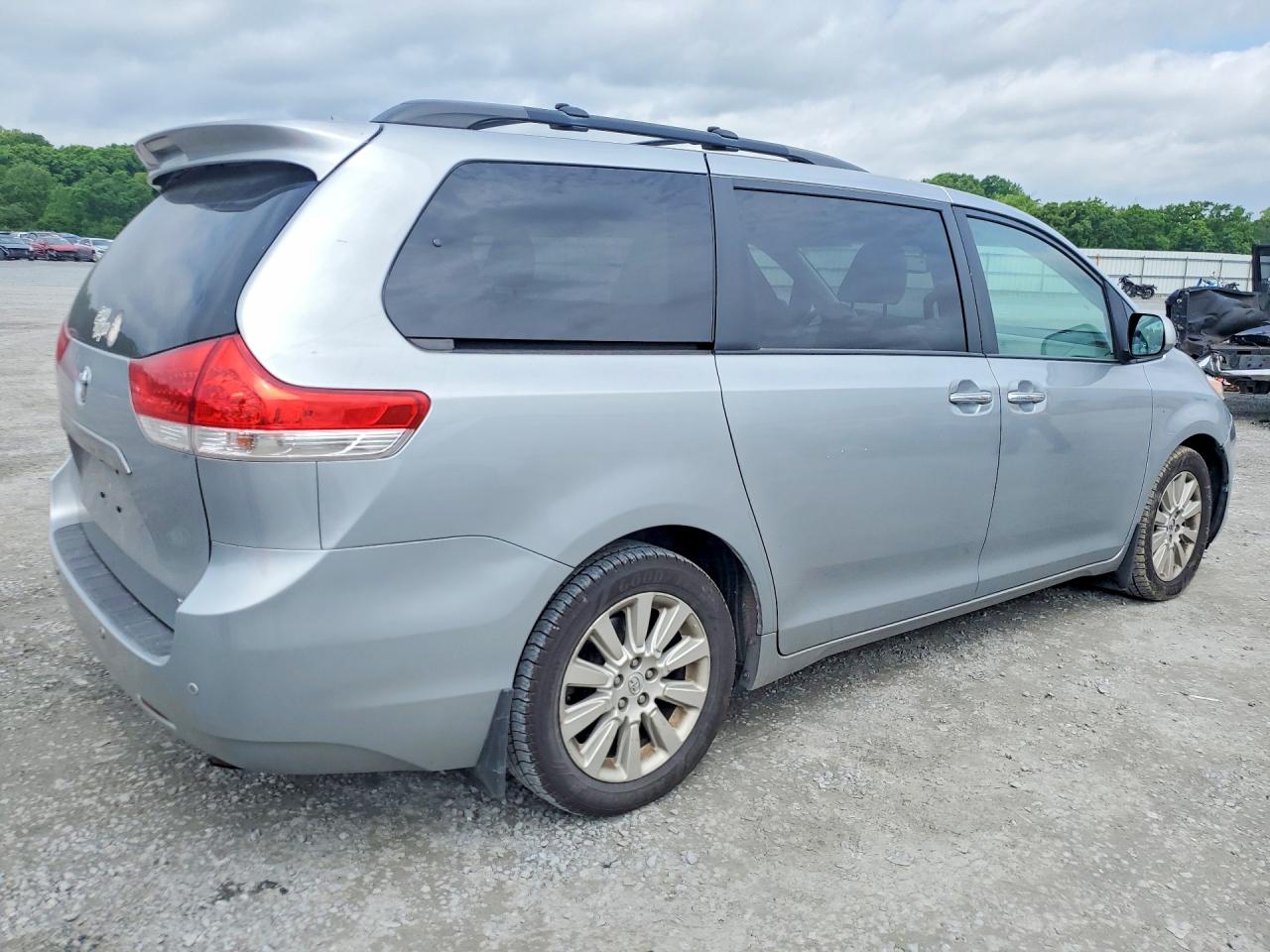 2014 Toyota Sienna Xle 7-passenger Silver vin: 5TDDK3DC5ES082281
