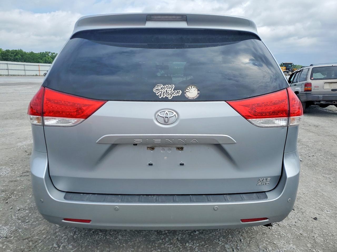 2014 Toyota Sienna Xle 7-passenger Silver vin: 5TDDK3DC5ES082281