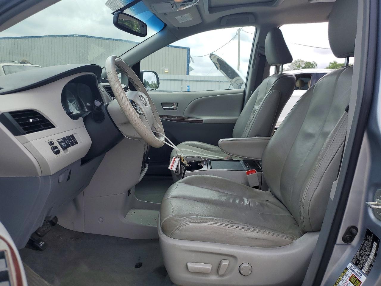 2014 Toyota Sienna Xle 7-passenger Silver vin: 5TDDK3DC5ES082281