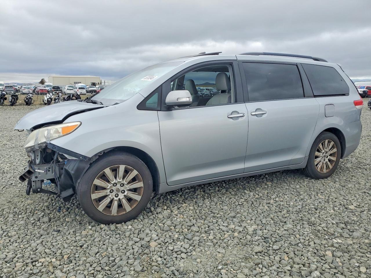 2014 Toyota Sienna Limited 7-passenger Silver vin: 5TDDK3DC5ES093880