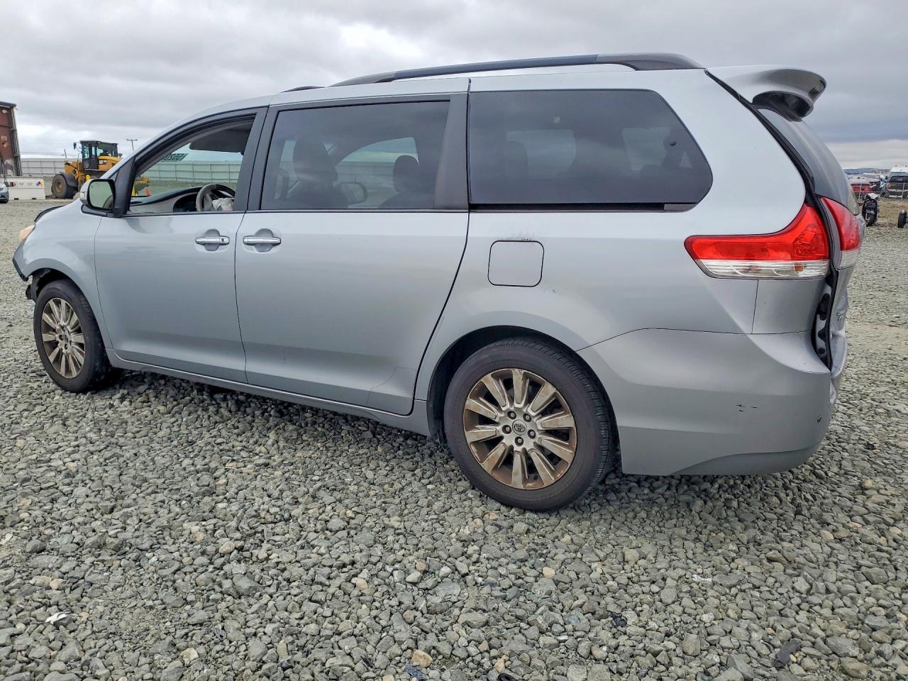2014 Toyota Sienna Limited 7-passenger Silver vin: 5TDDK3DC5ES093880