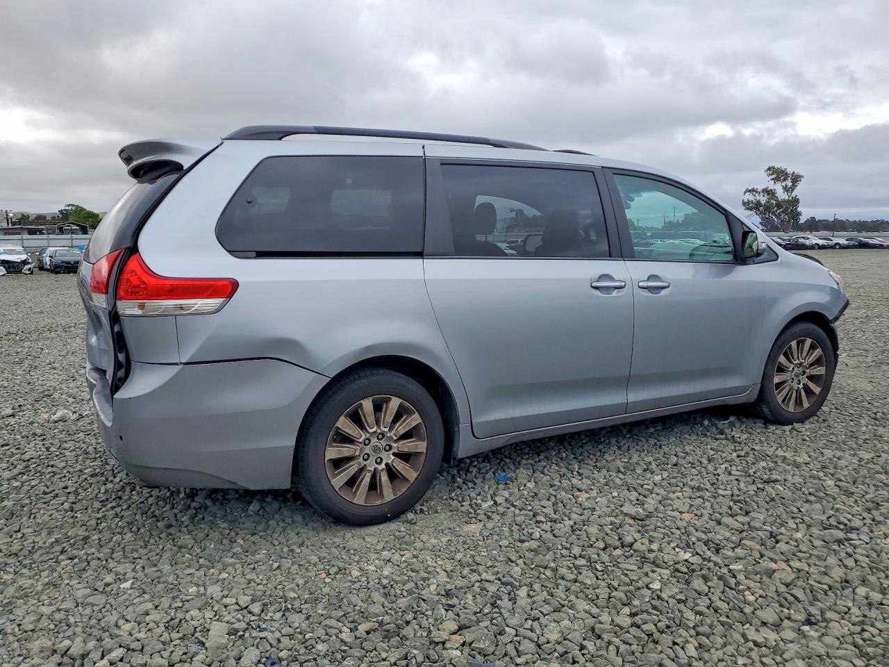 2014 Toyota Sienna Limited 7-passenger Silver vin: 5TDDK3DC5ES093880