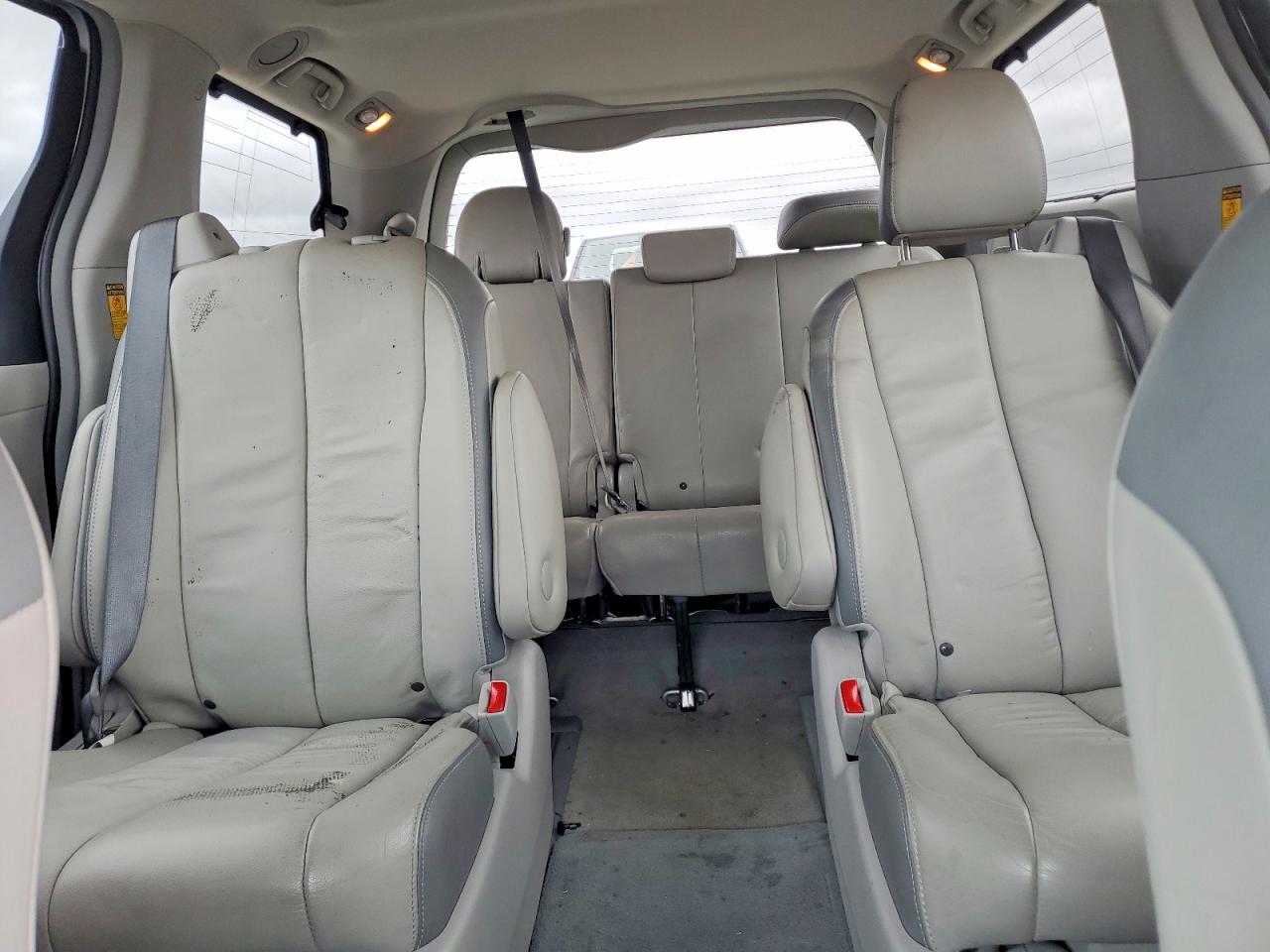 2014 Toyota Sienna Limited 7-passenger Silver vin: 5TDDK3DC5ES093880