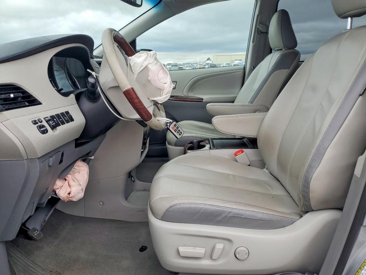 2014 Toyota Sienna Limited 7-passenger Silver vin: 5TDDK3DC5ES093880