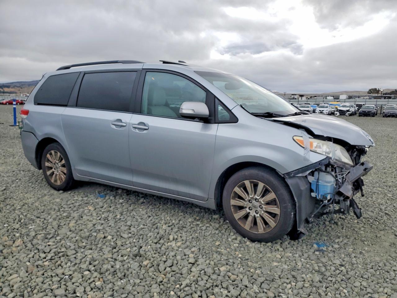 2014 Toyota Sienna Limited 7-passenger Silver vin: 5TDDK3DC5ES093880