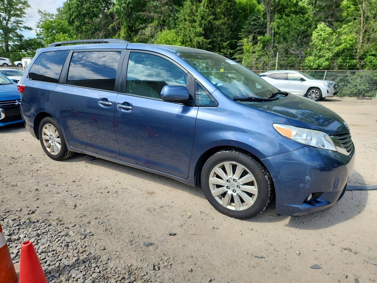 2015 Toyota Sienna Xle Premium 7-passenger Blue vin: 5TDDK3DC5FS095050