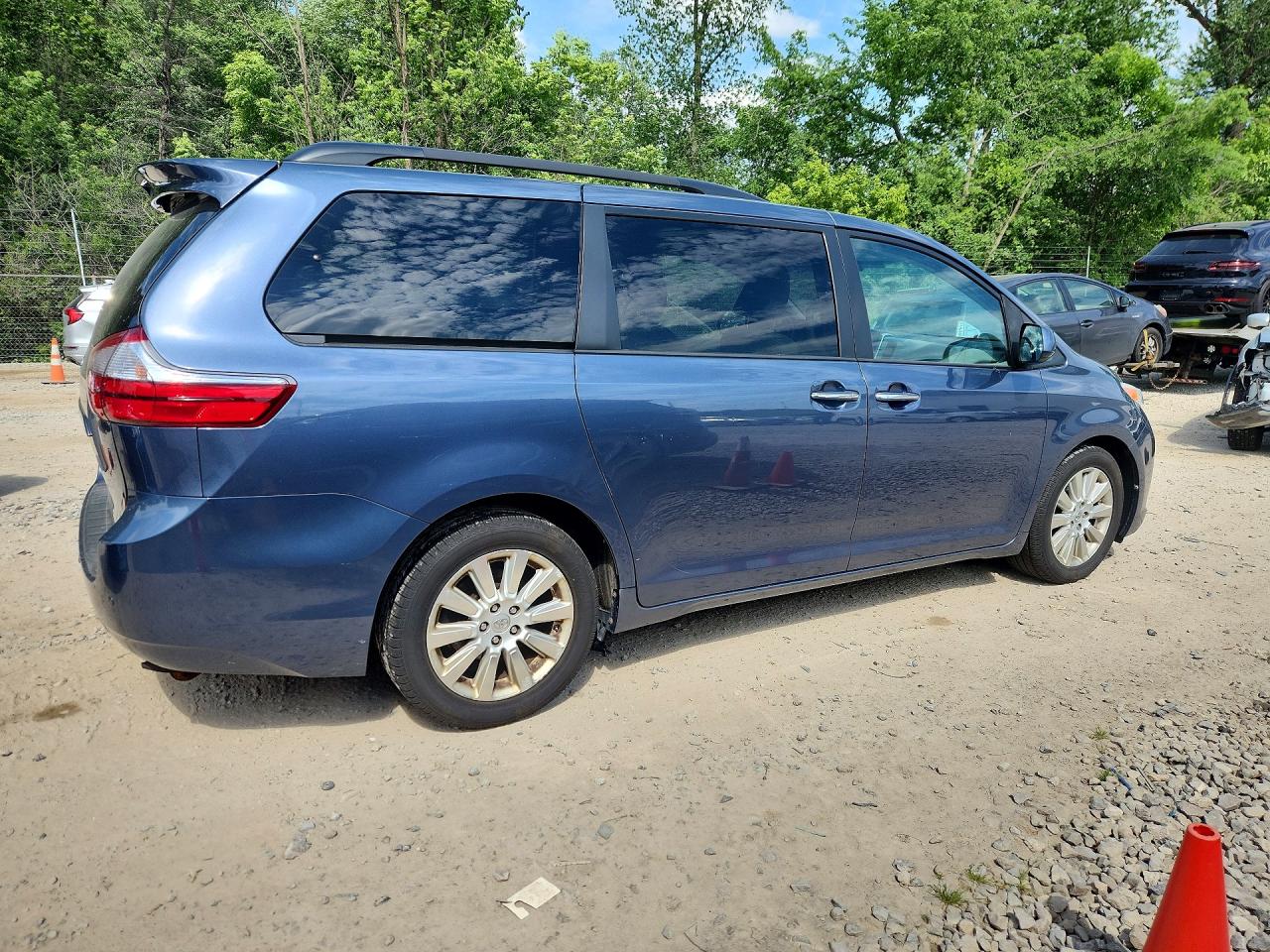 2015 Toyota Sienna Xle Premium 7-passenger Blue vin: 5TDDK3DC5FS095050