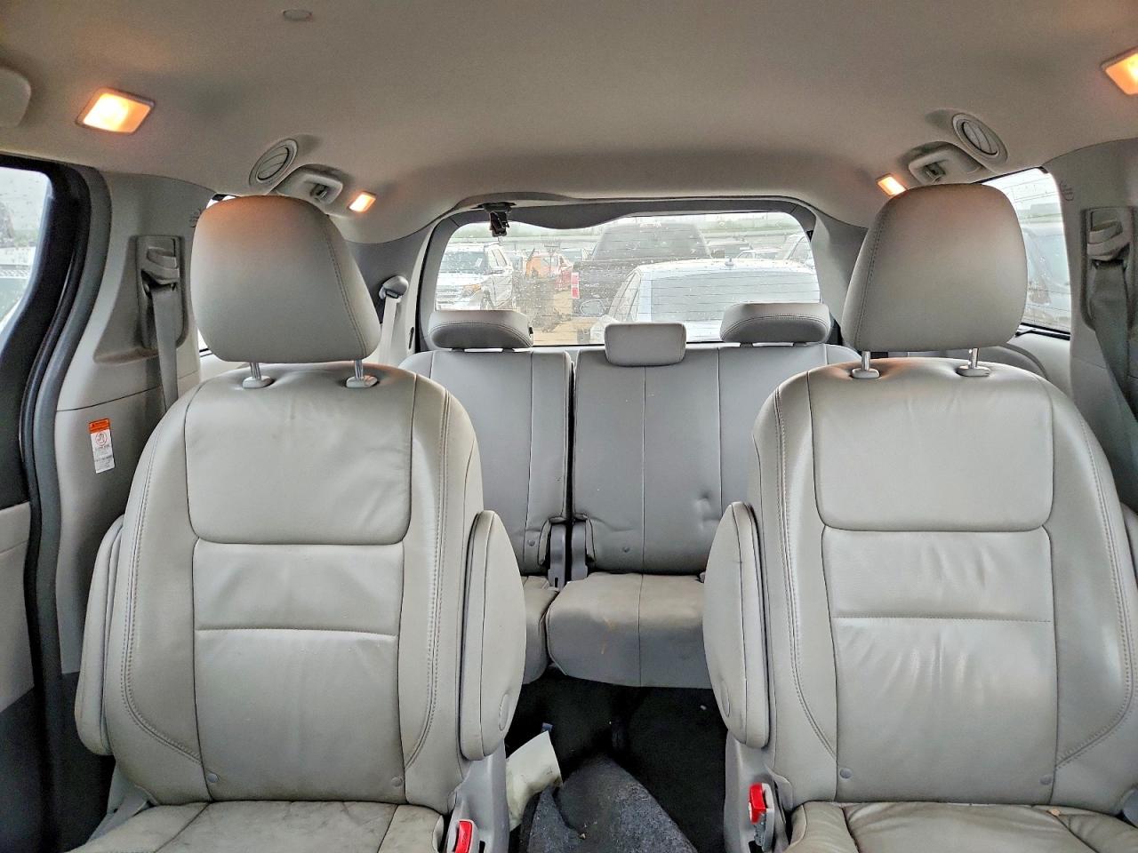 2015 Toyota Sienna Xle 7-passenger Серый vin: 5TDDK3DC5FS118133