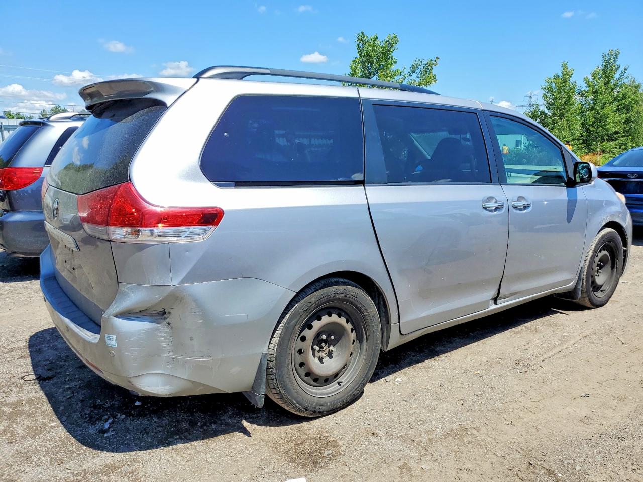2011 Toyota Sienna Xle 7-passenger Silver vin: 5TDDK3DC6BS005219