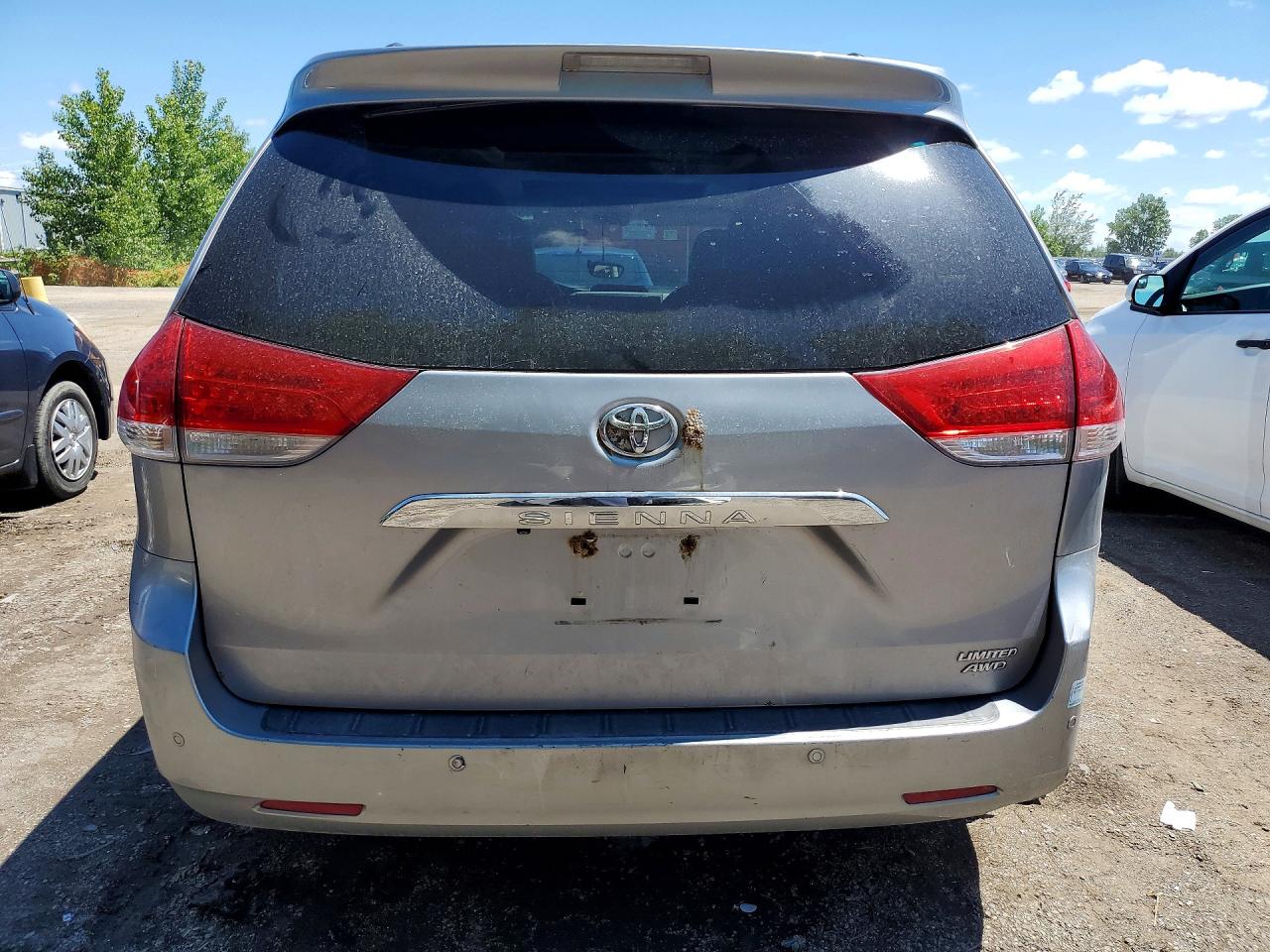 2011 Toyota Sienna Xle 7-passenger Silver vin: 5TDDK3DC6BS005219