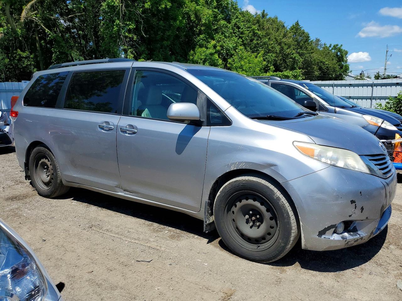2011 Toyota Sienna Xle 7-passenger Silver vin: 5TDDK3DC6BS005219