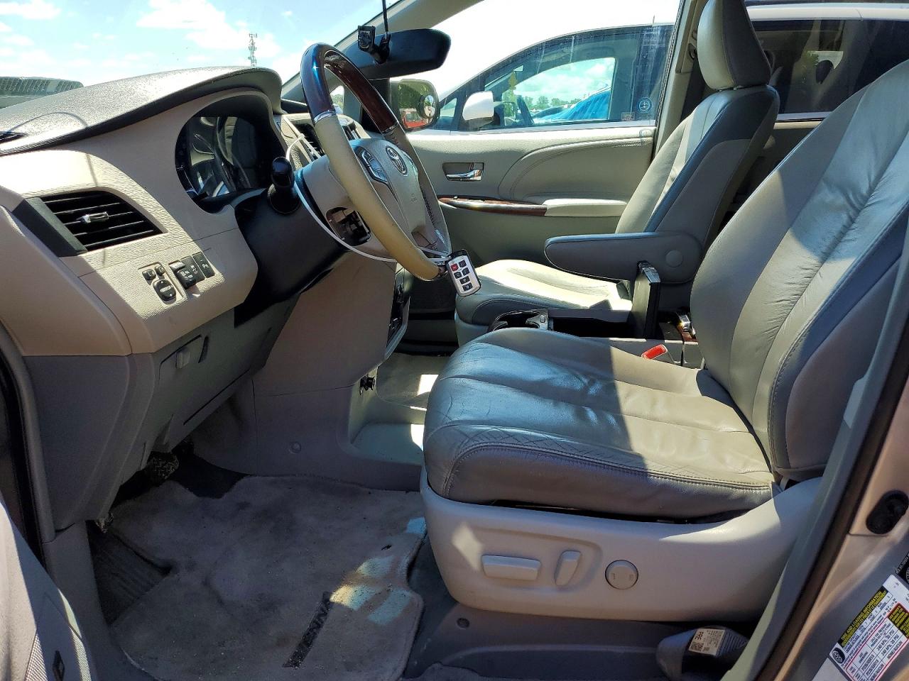 2011 Toyota Sienna Xle 7-passenger Silver vin: 5TDDK3DC6BS005219