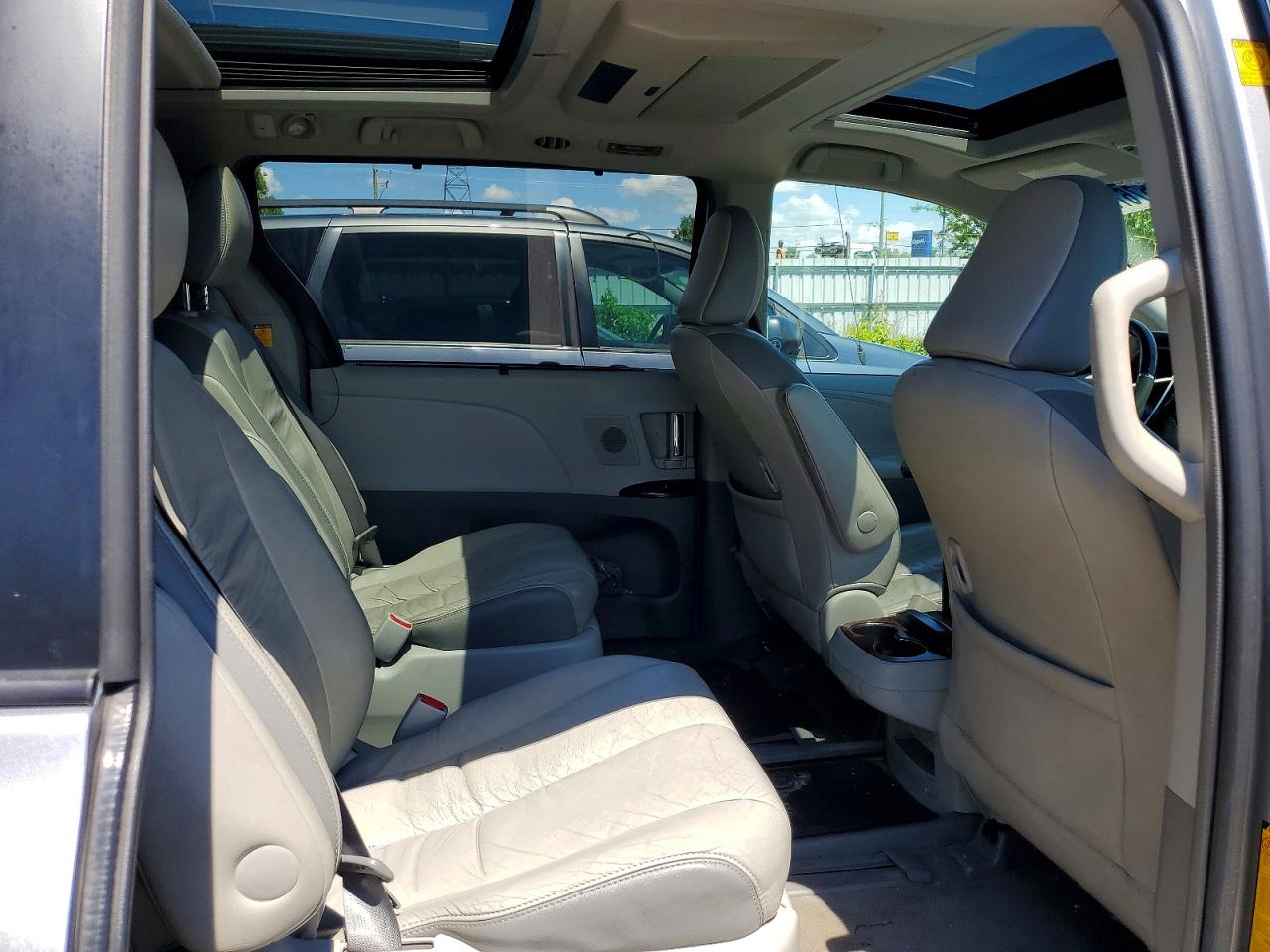 2011 Toyota Sienna Xle 7-passenger Silver vin: 5TDDK3DC6BS005219