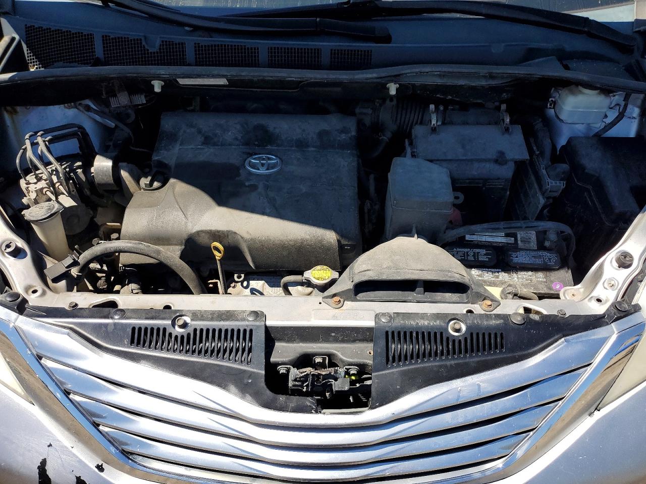 2011 Toyota Sienna Xle 7-passenger Silver vin: 5TDDK3DC6BS005219