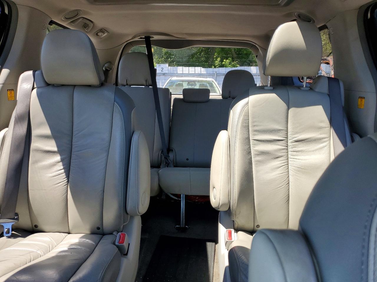 2011 Toyota Sienna Xle 7-passenger Silver vin: 5TDDK3DC6BS005219