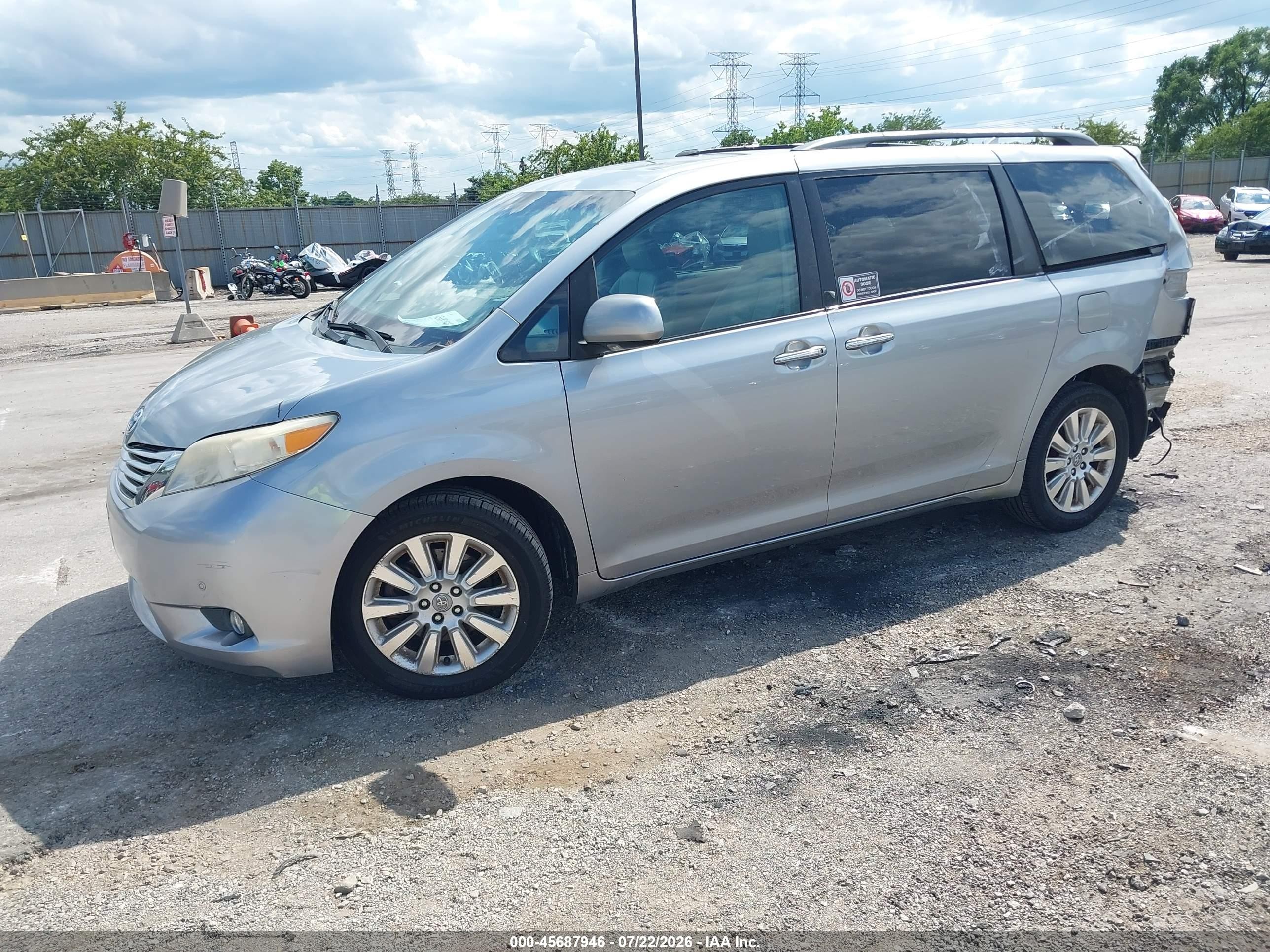 2011 Toyota Sienna Limited Silver vin: 5TDDK3DC6BS006922