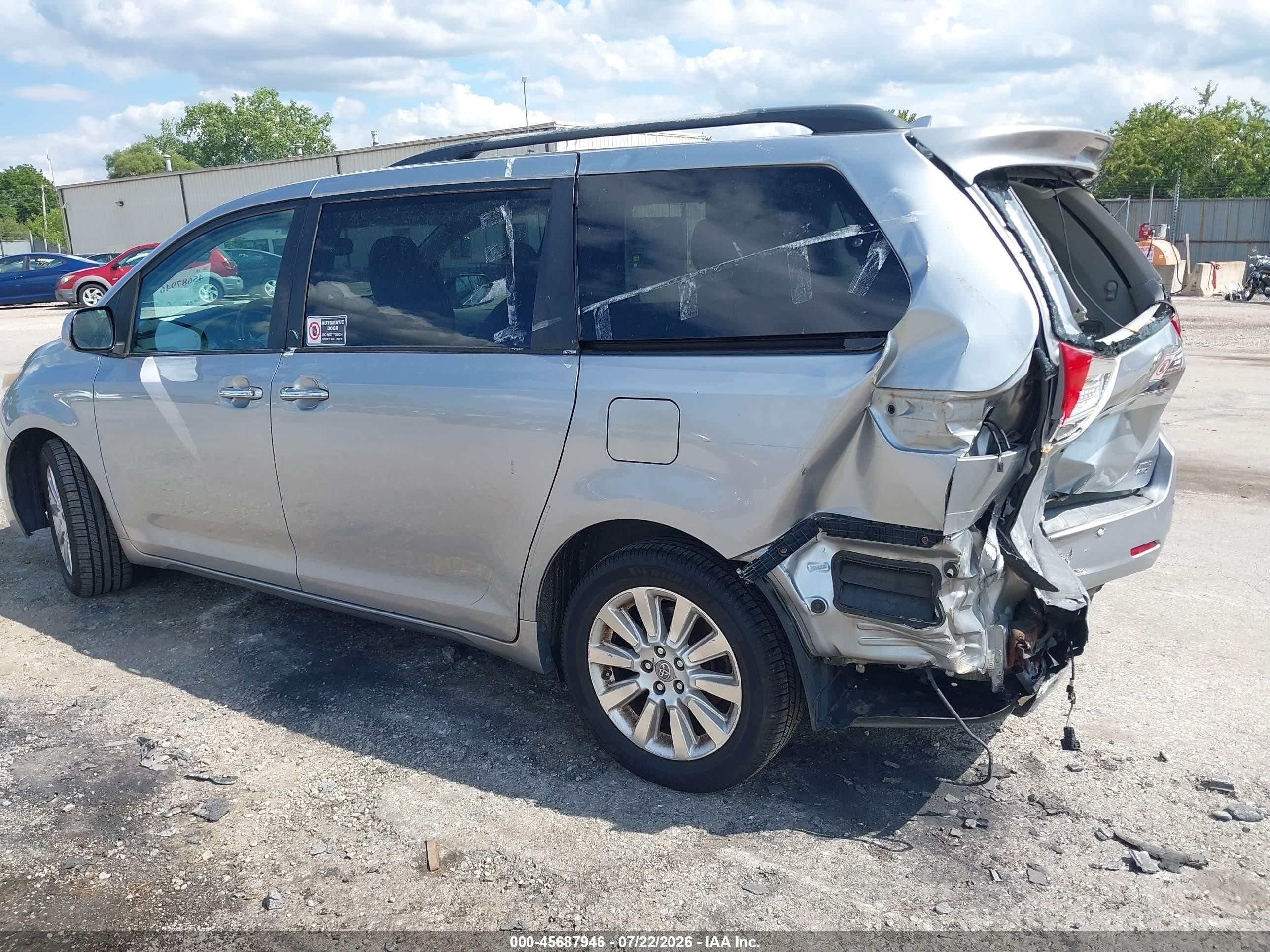 2011 Toyota Sienna Limited Silver vin: 5TDDK3DC6BS006922