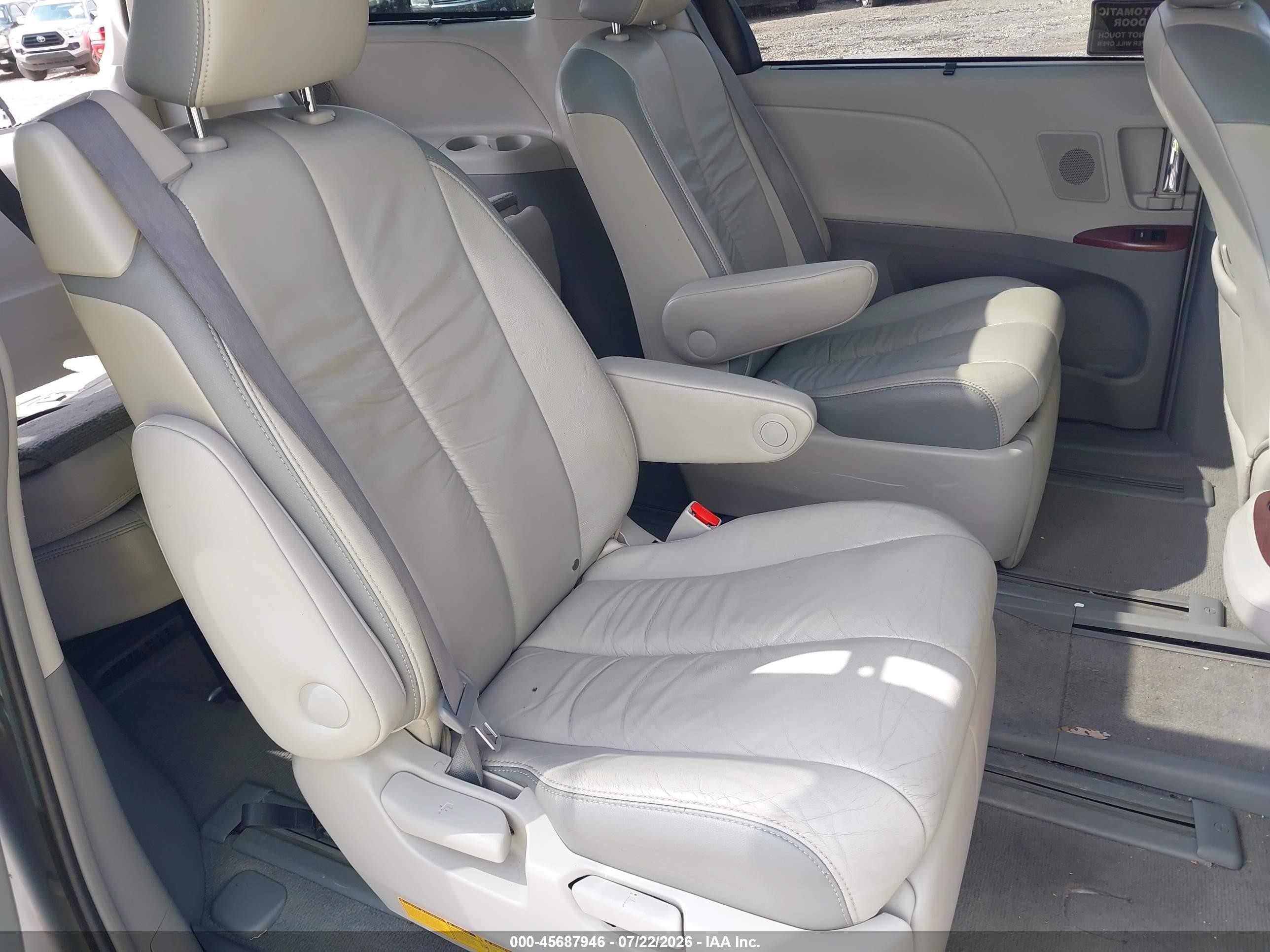 2011 Toyota Sienna Limited Silver vin: 5TDDK3DC6BS006922