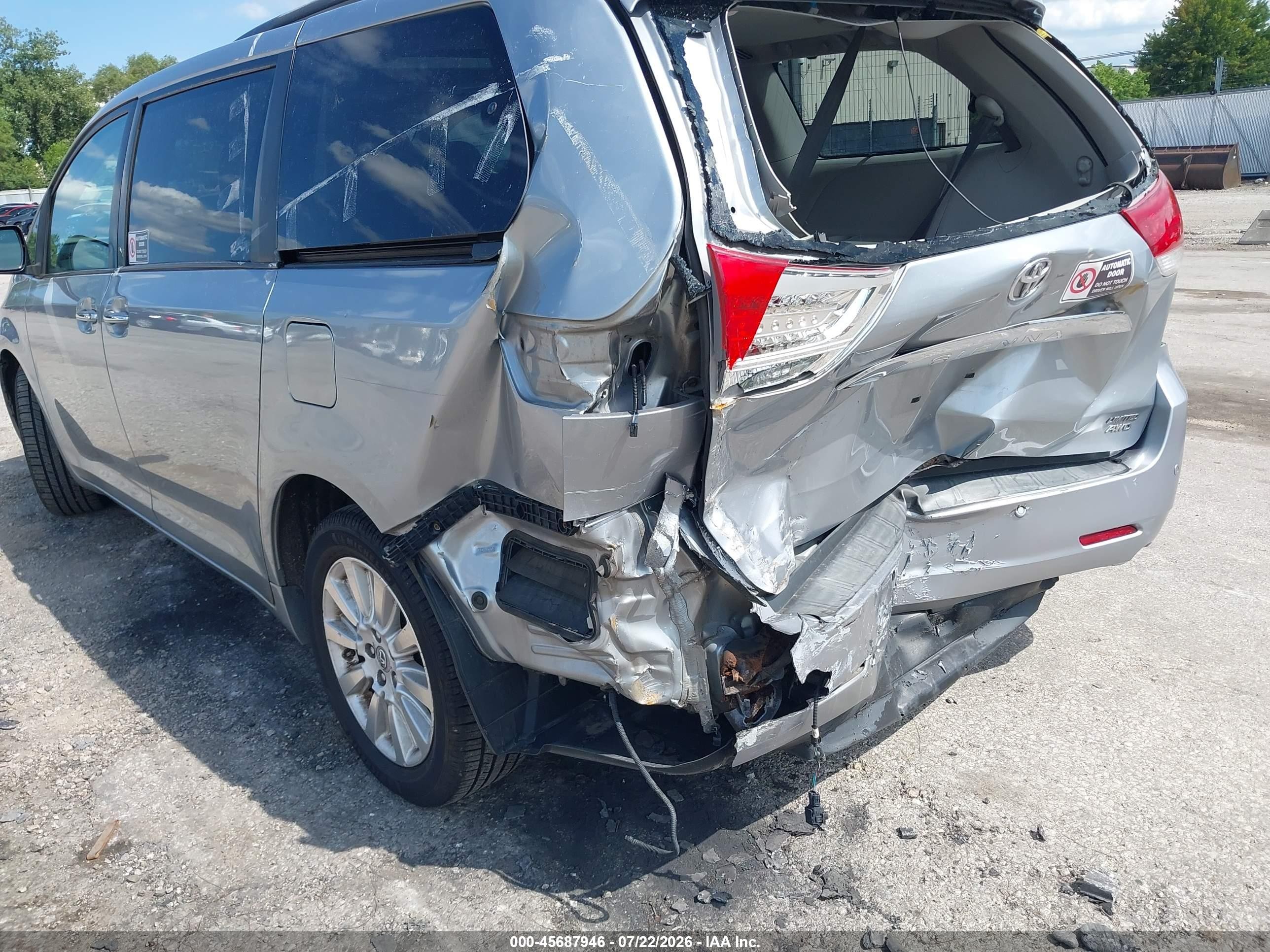 2011 Toyota Sienna Limited Silver vin: 5TDDK3DC6BS006922