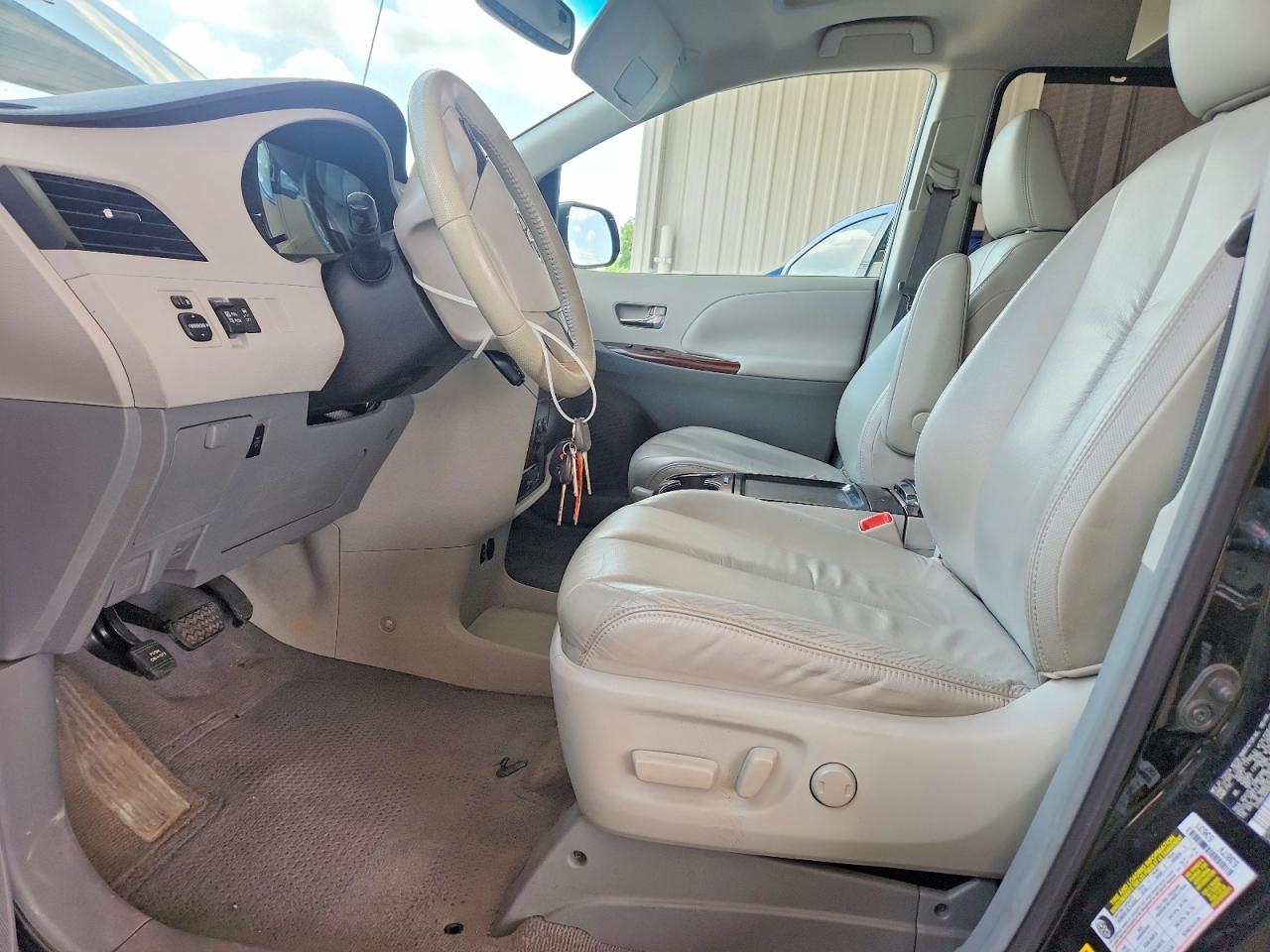 2011 Toyota Sienna Xle 7-passenger Black vin: 5TDDK3DC6BS008427