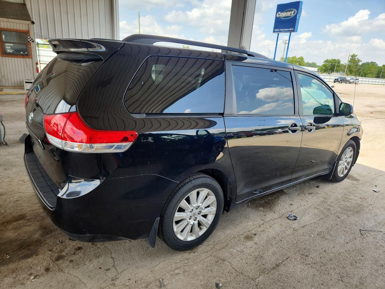 2011 Toyota Sienna Xle 7-passenger Black vin: 5TDDK3DC6BS008427