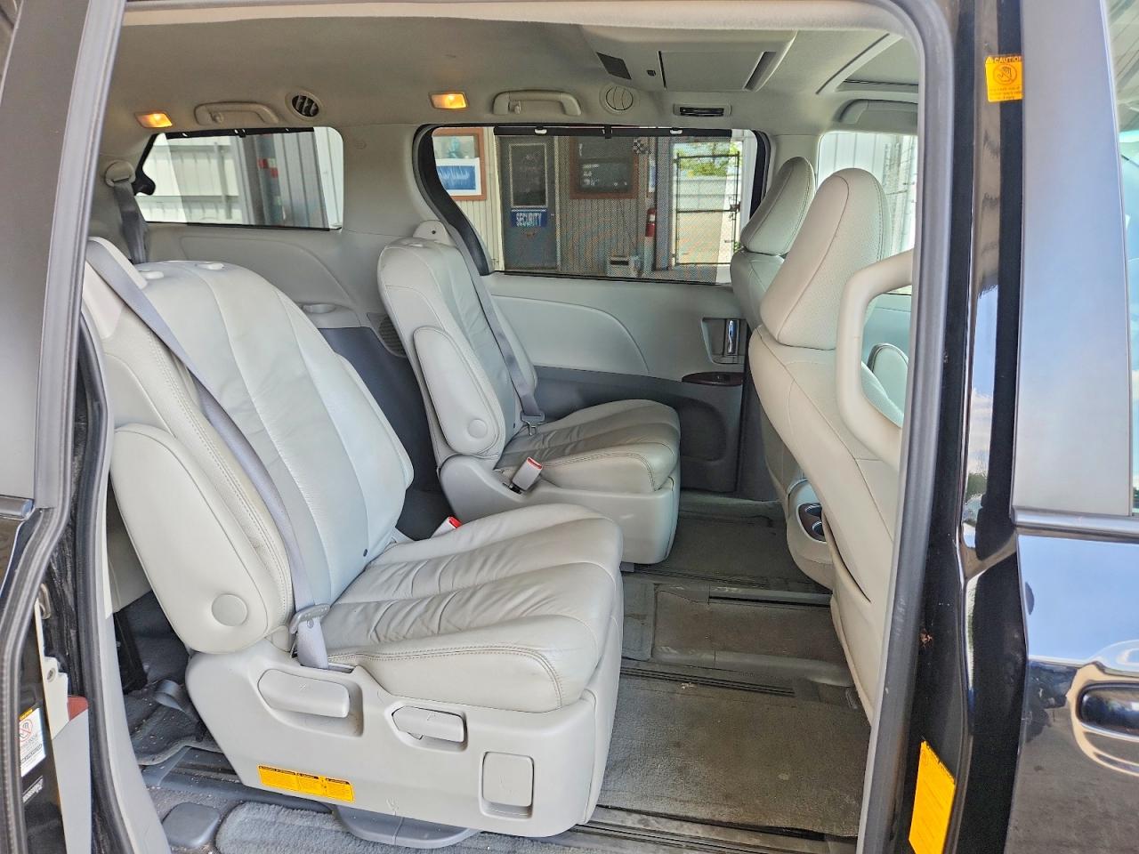 2011 Toyota Sienna Xle 7-passenger Black vin: 5TDDK3DC6BS008427