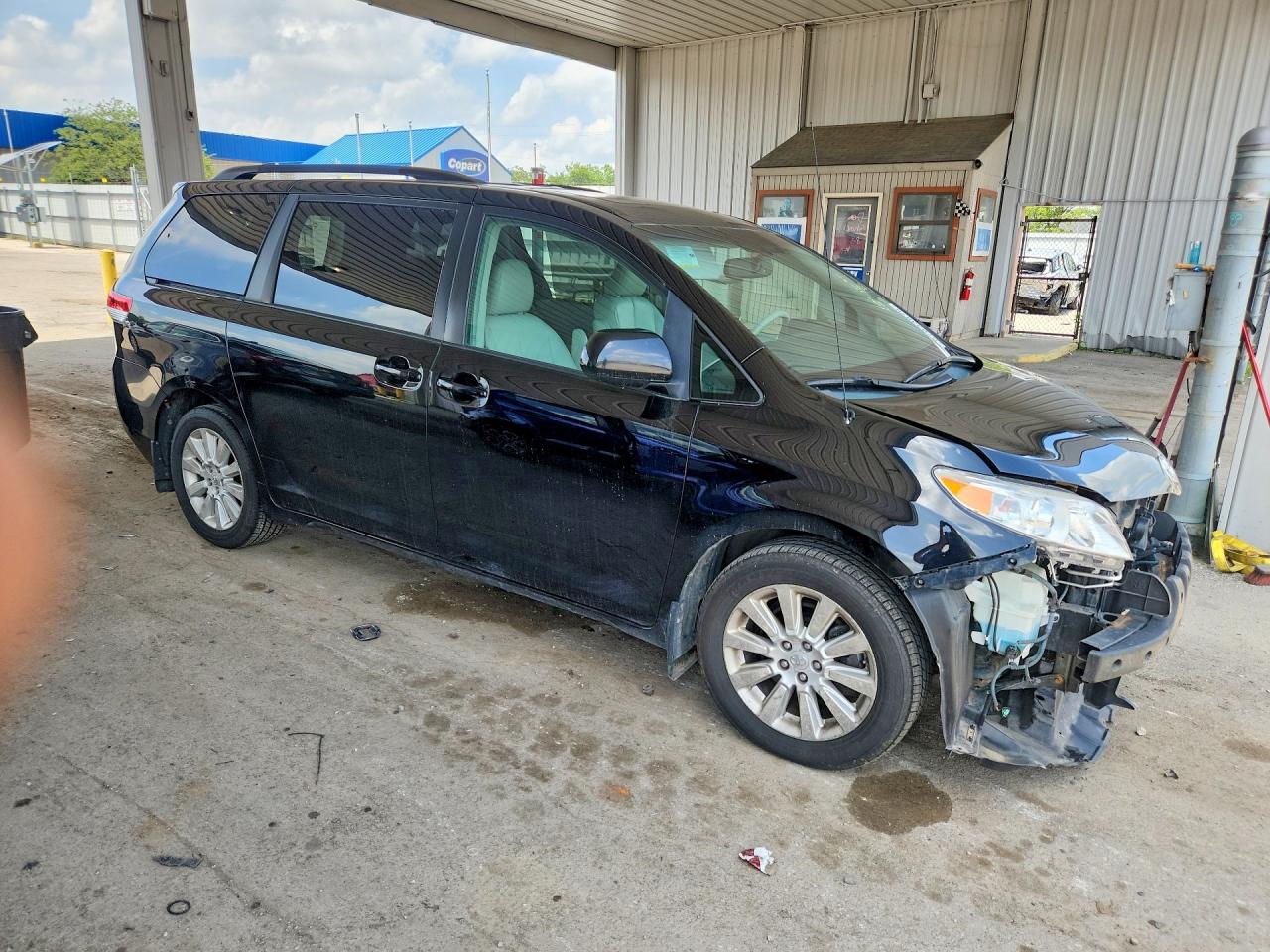 2011 Toyota Sienna Xle 7-passenger Black vin: 5TDDK3DC6BS008427