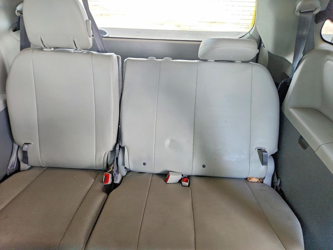 2011 Toyota Sienna Xle 7-passenger Black vin: 5TDDK3DC6BS008427