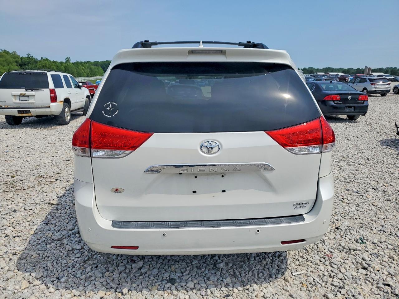 2011 Toyota Sienna Limited 7-passenger White vin: 5TDDK3DC6BS016916