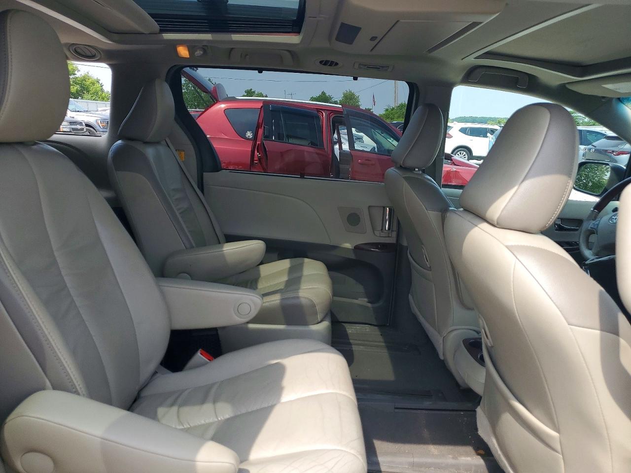2011 Toyota Sienna Limited 7-passenger White vin: 5TDDK3DC6BS016916