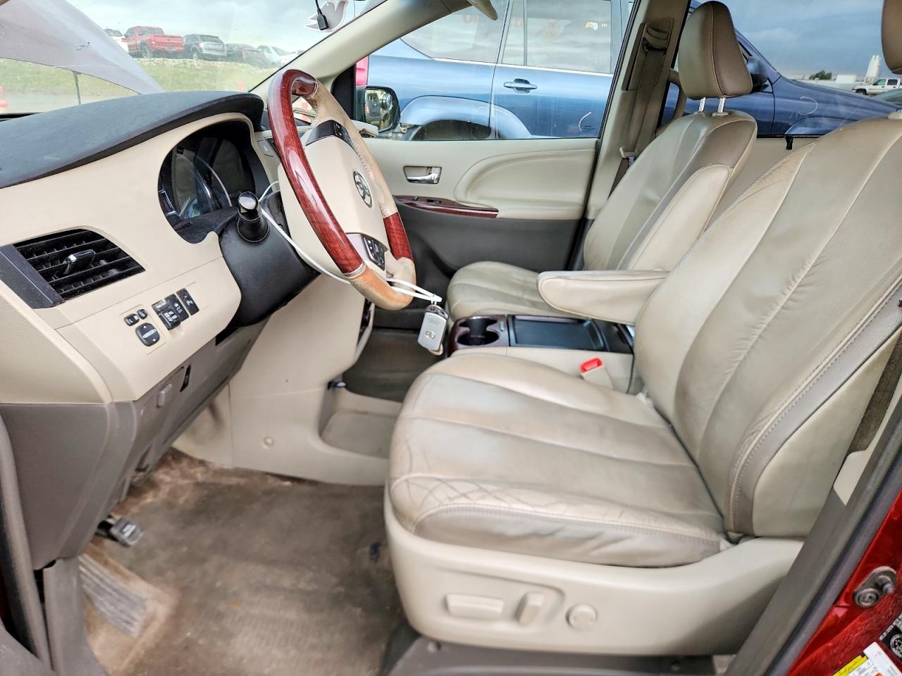 2011 Toyota Sienna Burgundy vin: 5TDDK3DC6BS025003