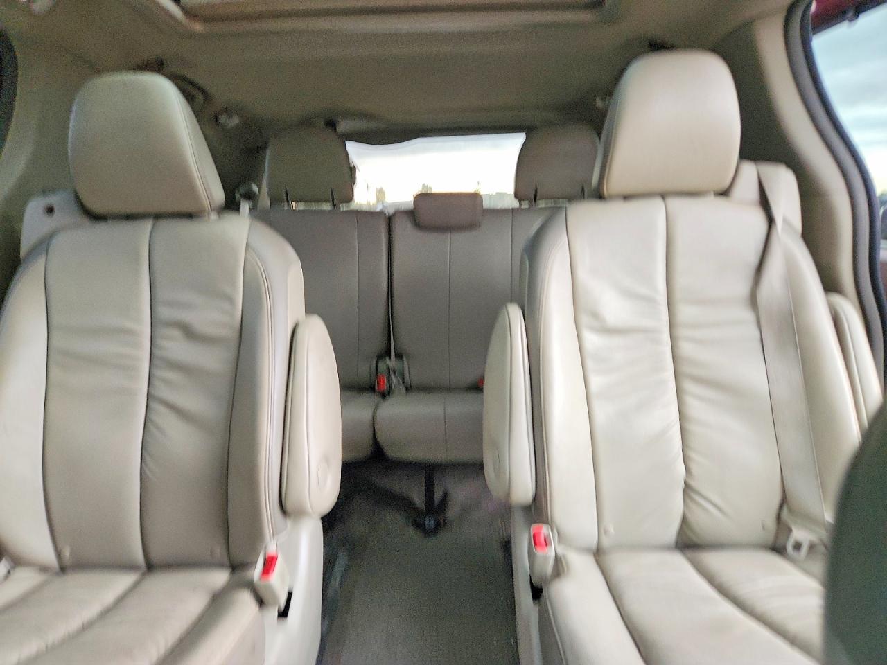 2011 Toyota Sienna Burgundy vin: 5TDDK3DC6BS025003