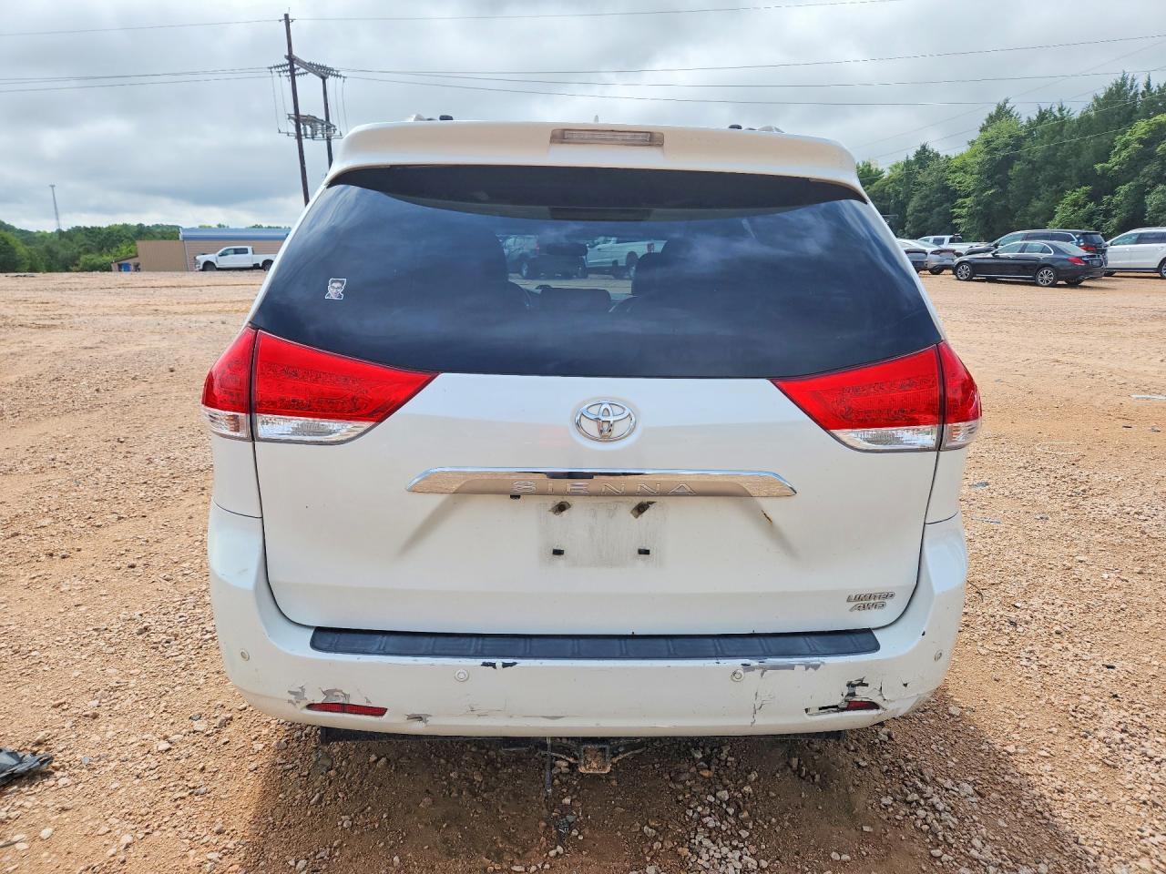 2011 Toyota Sienna Limited 7-passenger White vin: 5TDDK3DC6BS026782