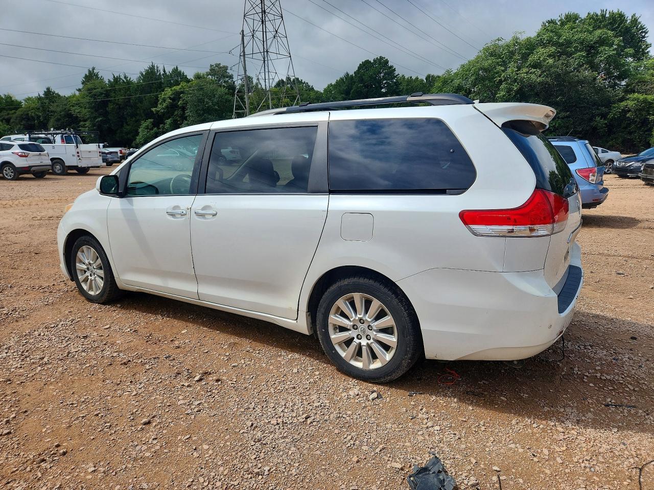 2011 Toyota Sienna Limited 7-passenger White vin: 5TDDK3DC6BS026782