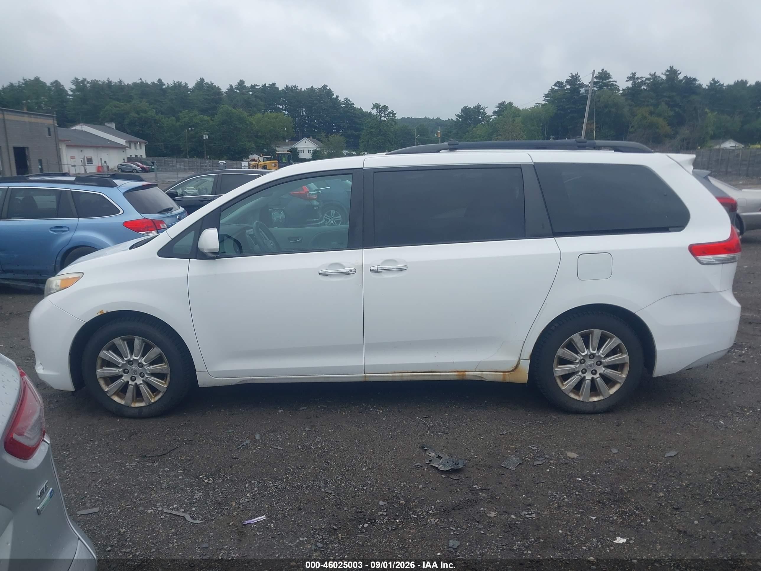 2011 Toyota Sienna Xle White vin: 5TDDK3DC6BS028385