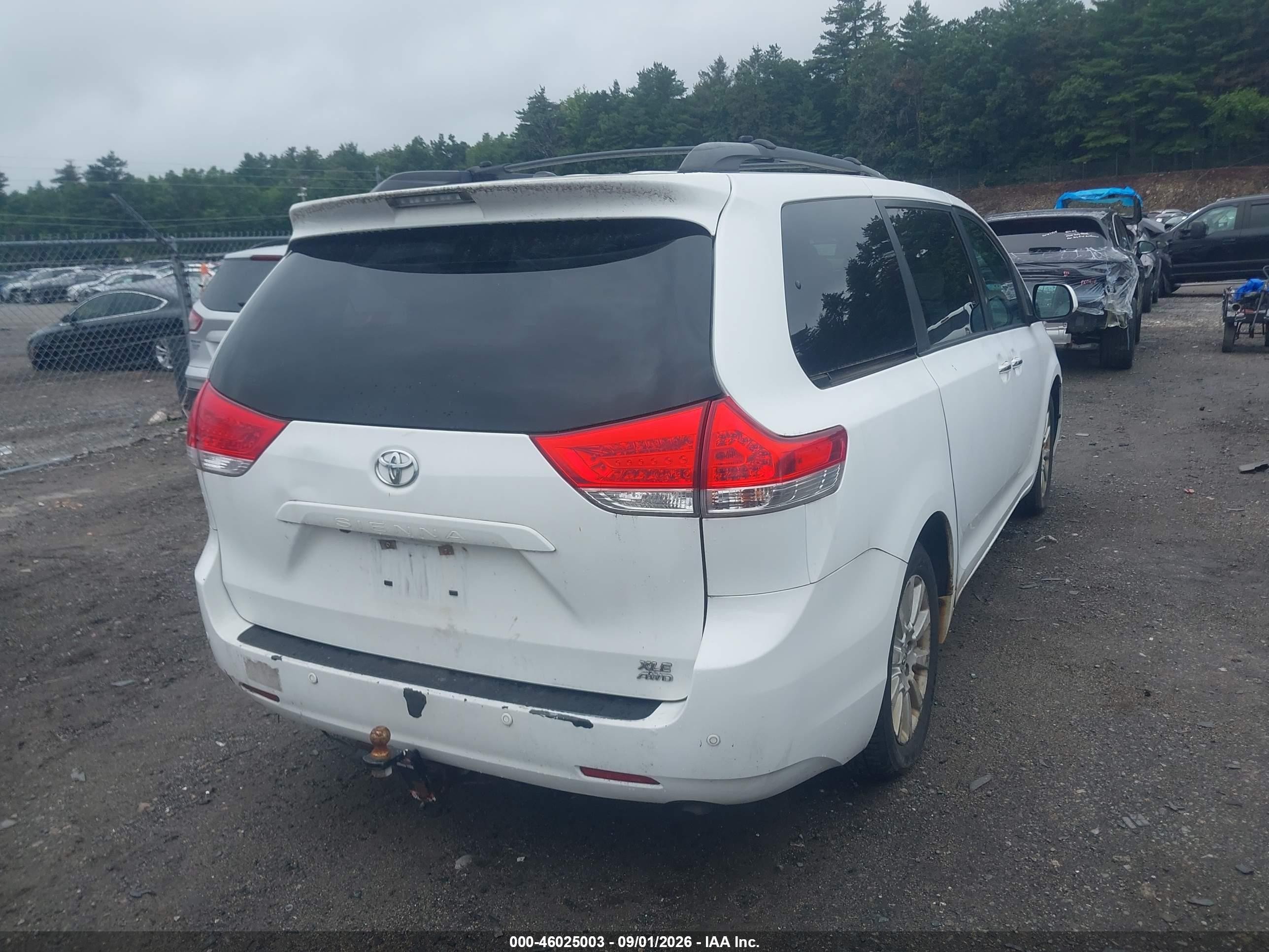 2011 Toyota Sienna Xle White vin: 5TDDK3DC6BS028385