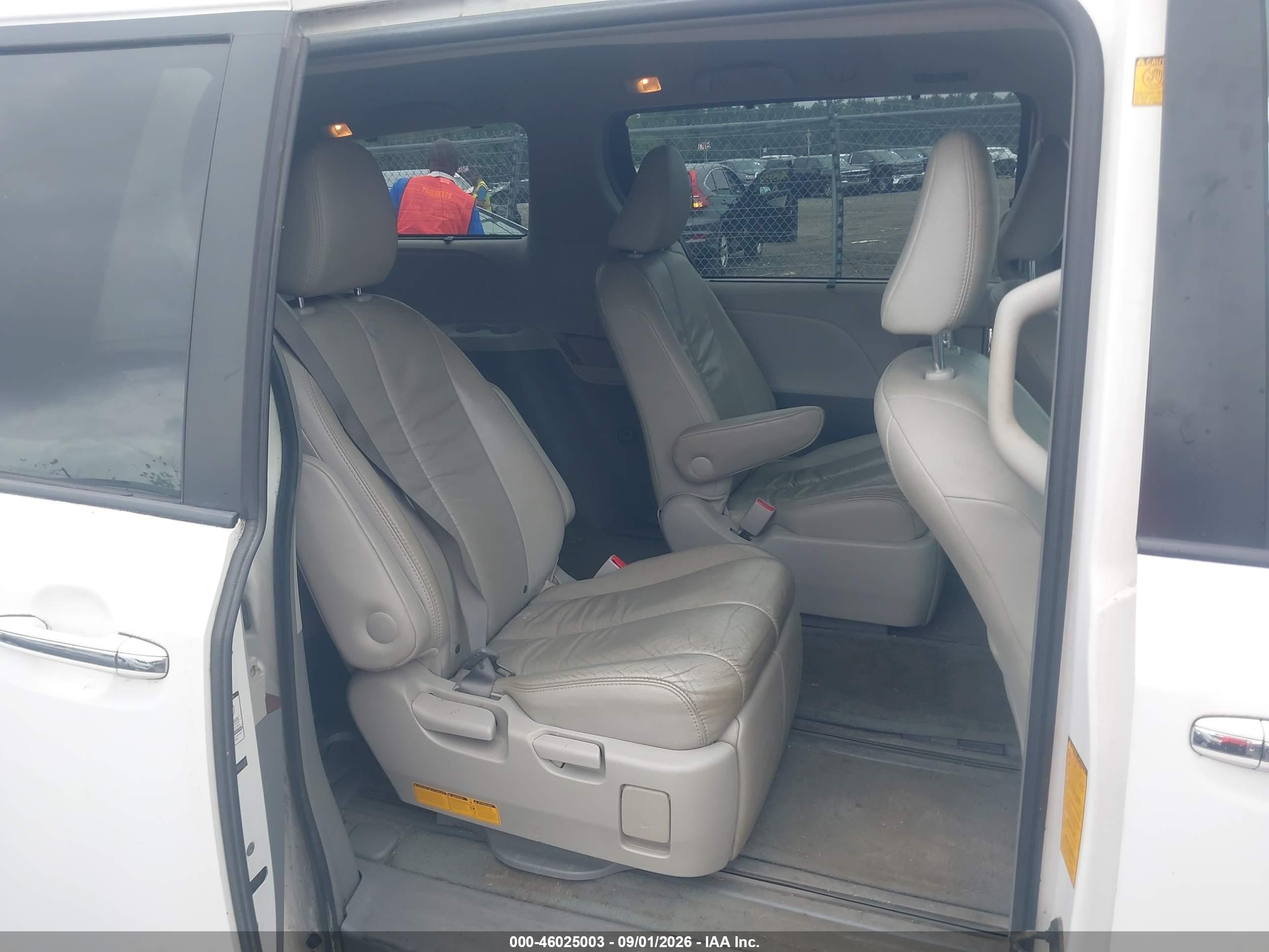 2011 Toyota Sienna Xle White vin: 5TDDK3DC6BS028385