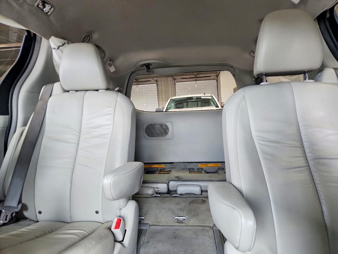 2011 Toyota Sienna Xle 7-passenger Silver vin: 5TDDK3DC6BS029911