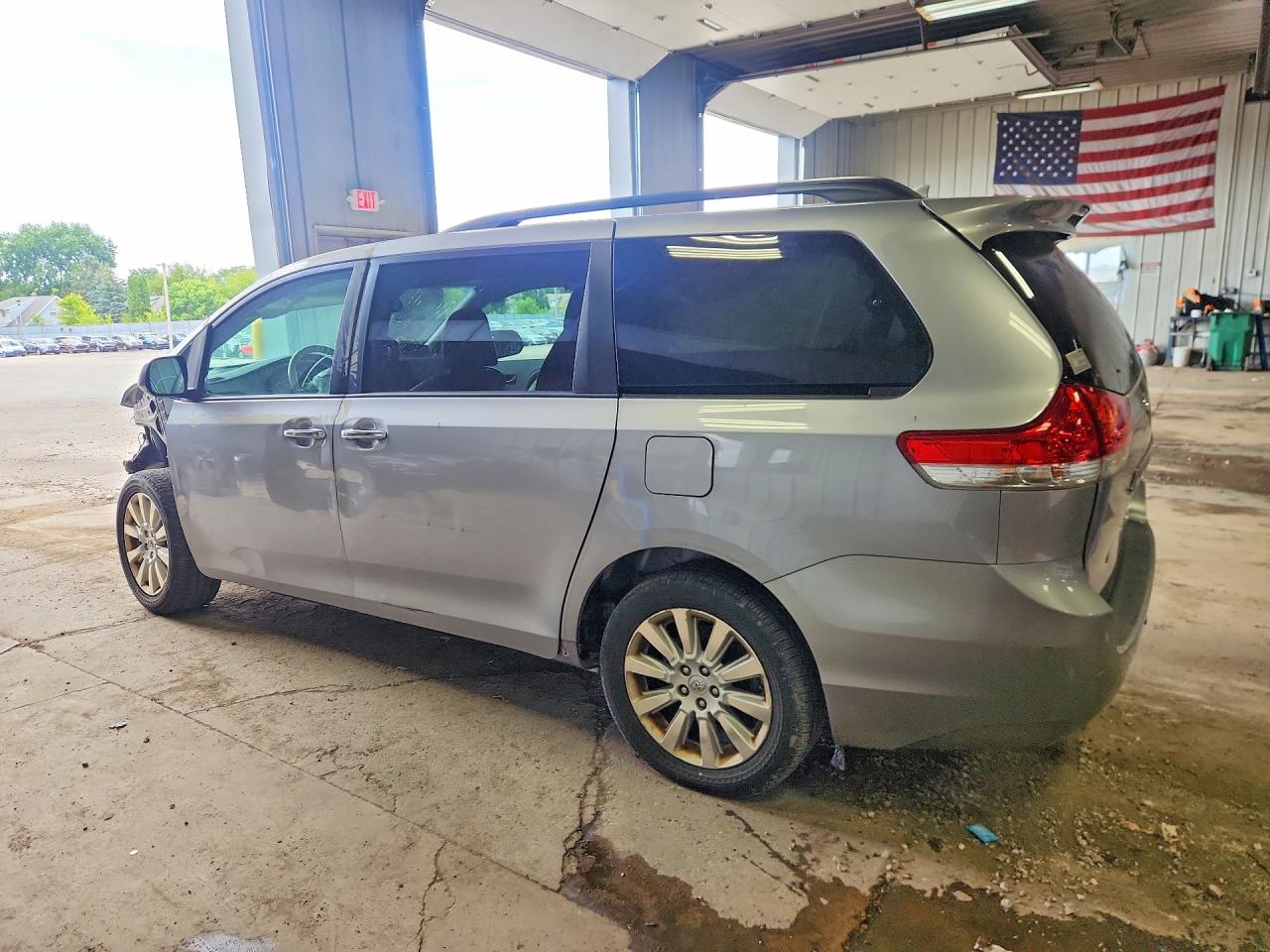 2011 Toyota Sienna Xle 7-passenger Silver vin: 5TDDK3DC6BS029911